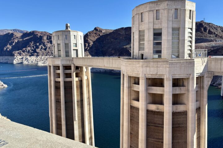 Panoramablick auf den Hoover Dam an der Grenze zwischen Nevada und Arizona