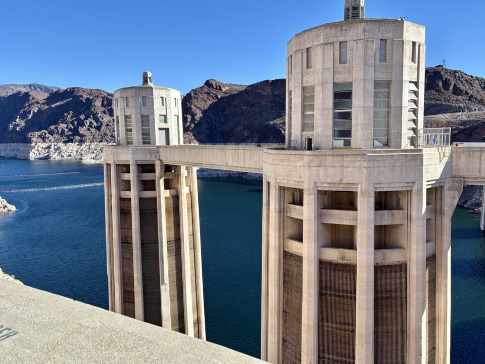 Panoramablick auf den Hoover Dam an der Grenze zwischen Nevada und Arizona