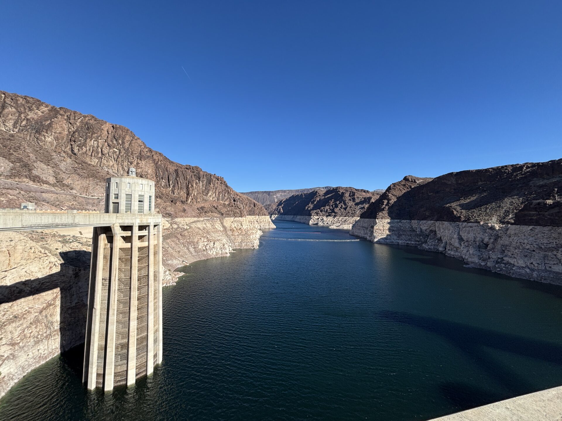 Gesunkener Wasserstand des Lake Mead am Hoover Dam - sichtbares Zeichen des Klimawandels