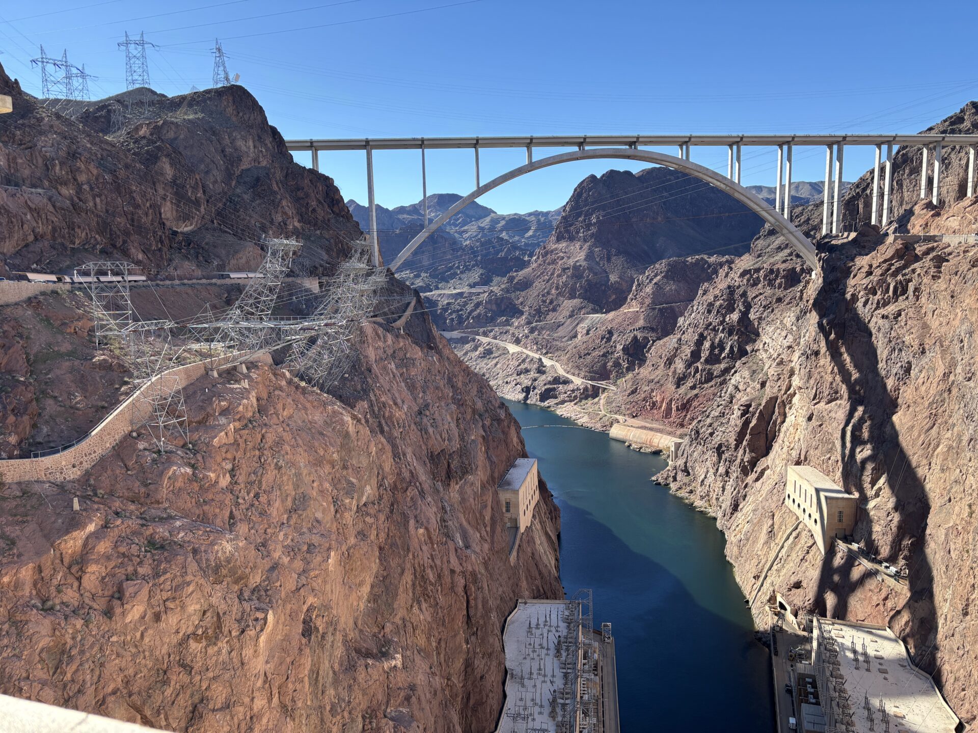 Aussicht vom Hoover Dam auf den Colorado River zwischen Nevada und Arizona